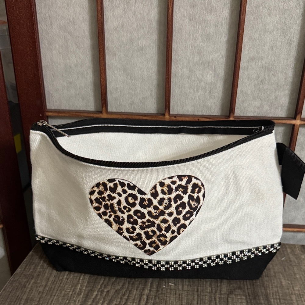 Source Unknown Black and White Leopard Heart Canas Cosmetic Bag. Brand New!